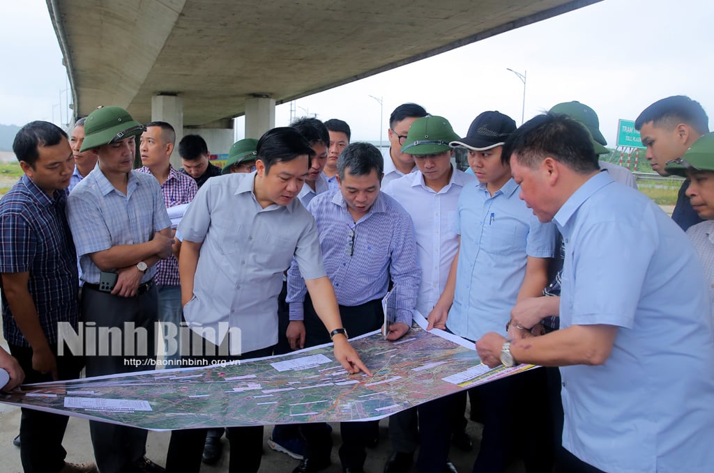 Inspecting investment preparation and site clearance work for the Ninh Binh-Hai Phong expressway construction investment project