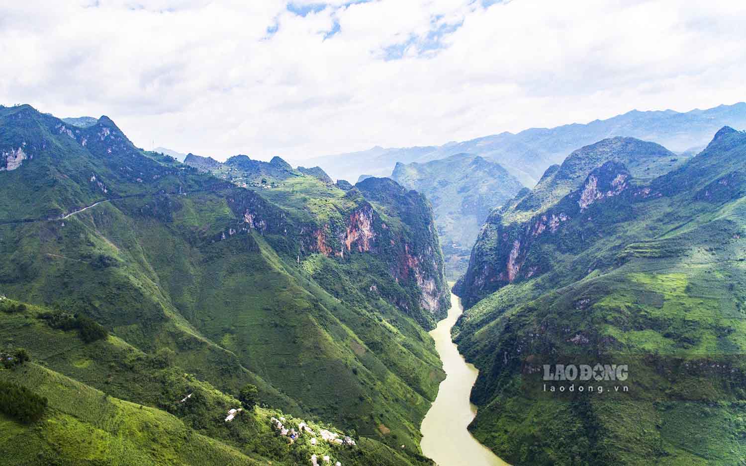 El cañón de Tu San, con el río Nho Que debajo y acantilados escarpados de más de 800 m de altura, se considera una de las formaciones geológicas más singulares y majestuosas del mundo.