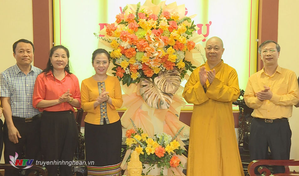 El Comité del Frente Patriótico Provincial de Nghe An felicita al pueblo Vu Lan por el festival