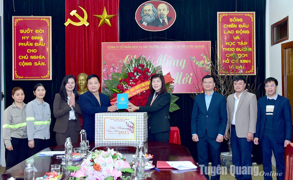 Permanent Vice Chairwoman of the Provincial People's Council Pham Thi Minh Xuan visited and wished Happy New Year to units in the province.