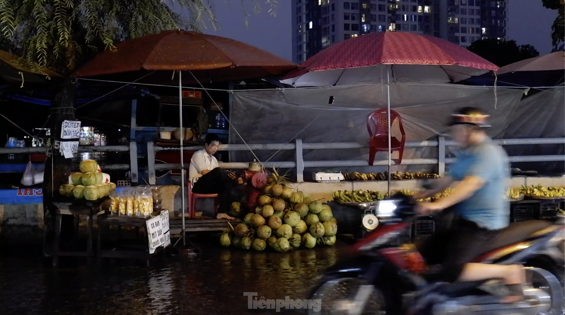 Atascos de tráfico y carreteras inundadas en la ciudad de Ho Chi Minh después de una lluvia inusual combinada con marea alta el día 15 del 12º mes lunar (foto 10)