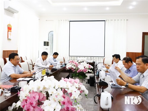 Provincial People's Committee held a meeting to listen to reports on handling difficulties and obstacles in a number of projects.