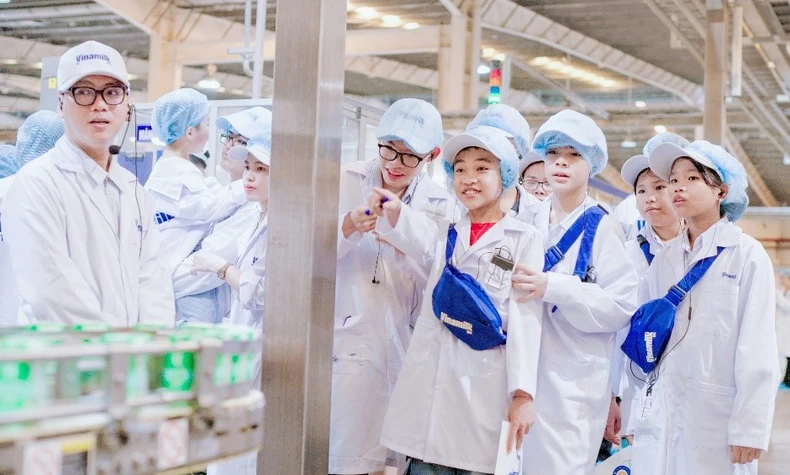 Vinamilk spreads environmental protection awareness to students through the super milk factory and Green Farm photo 6