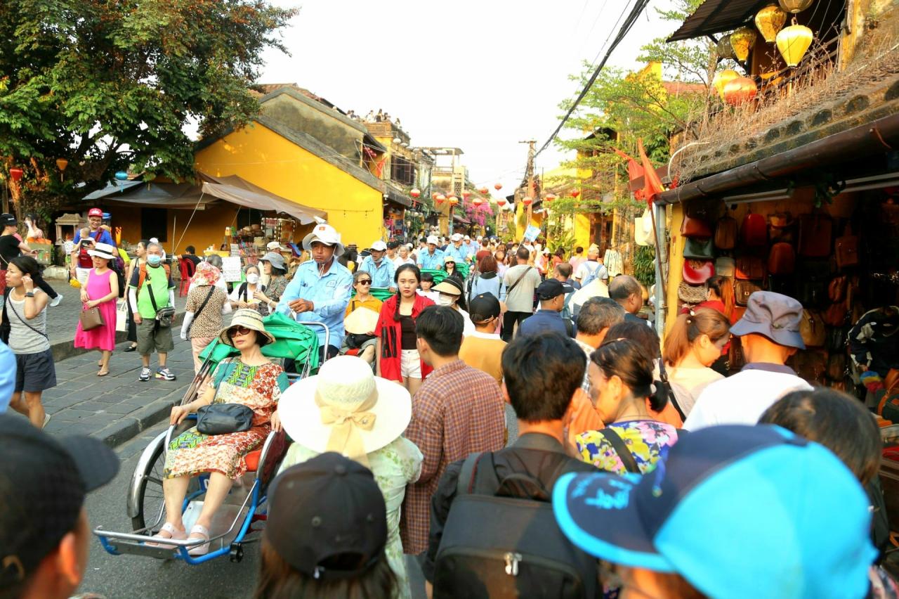 In der Altstadt von Hoi An drängen sich Touristen in großer Zahl, doch die Behörden haben noch keine wirksame Lösung gefunden, um die Besucher auseinanderzutreiben. Foto: Q.T