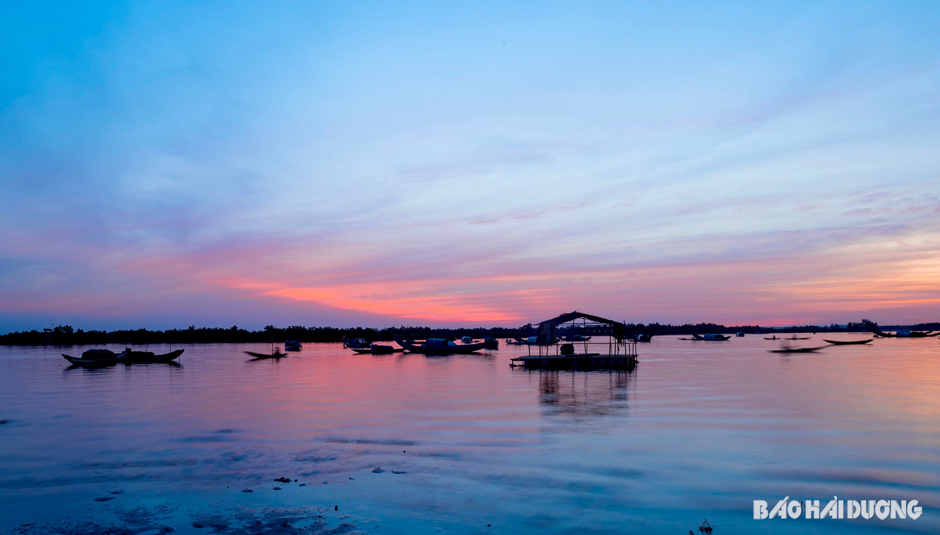 Cielo y agua con colores brillantes.