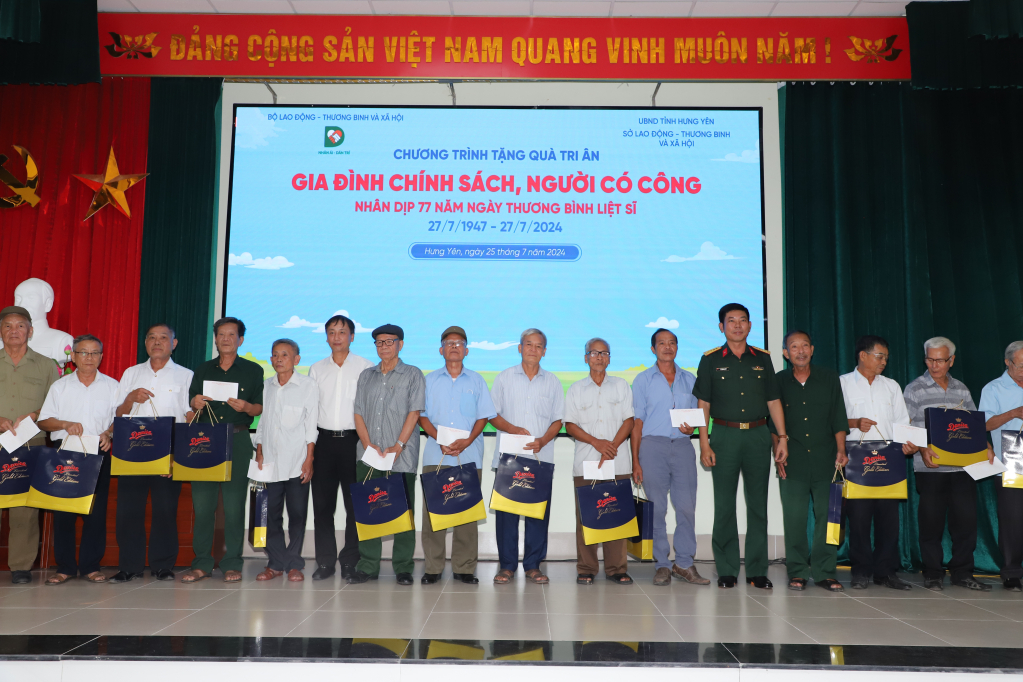 Le colonel To Thanh Quyet, membre du Comité permanent du Parti provincial, commandant du commandement militaire provincial et le camarade Nguyen Hung Nam, vice-président du Comité populaire provincial, ont offert des cadeaux aux familles des bénéficiaires de la politique et aux personnes ayant contribué à la révolution.