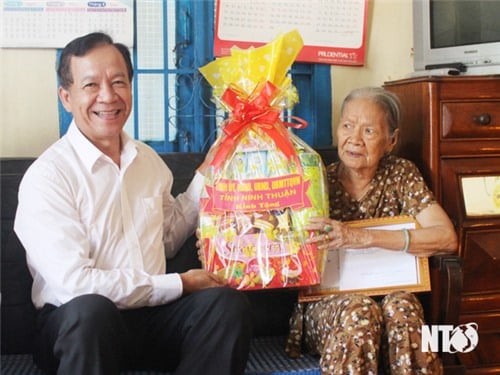 แกนนำสภาประชาชนจังหวัดเชียงราย ลงพื้นที่เยี่ยมและมอบของขวัญแก่ผู้สูงอายุ