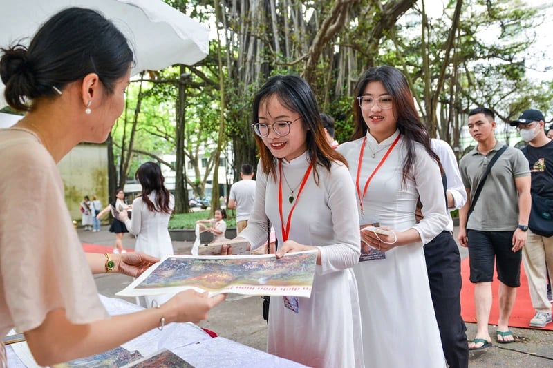 Báo Nhân Dân tặng bạn đọc 100.000 bản phụ san tranh panorama "Chiến dịch Điện Biên Phủ"