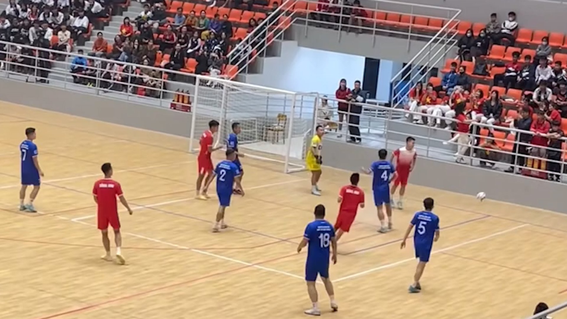 Quang Hải, Duy Mạnh cùng Văn Quyết bất ngờ chơi futsal: Sự thật là…- Ảnh 3.