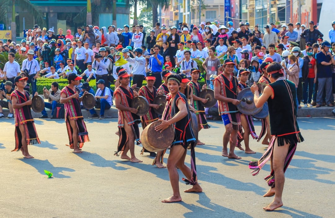 ការសម្តែងគងនៅពិធីបុណ្យកាហ្វេ Buon Ma Thuot ទាក់ទាញភ្ញៀវទេសចរណ៍ក្នុងស្រុក និងបរទេសជាច្រើន។ រូបថត៖ Nguyen Gia