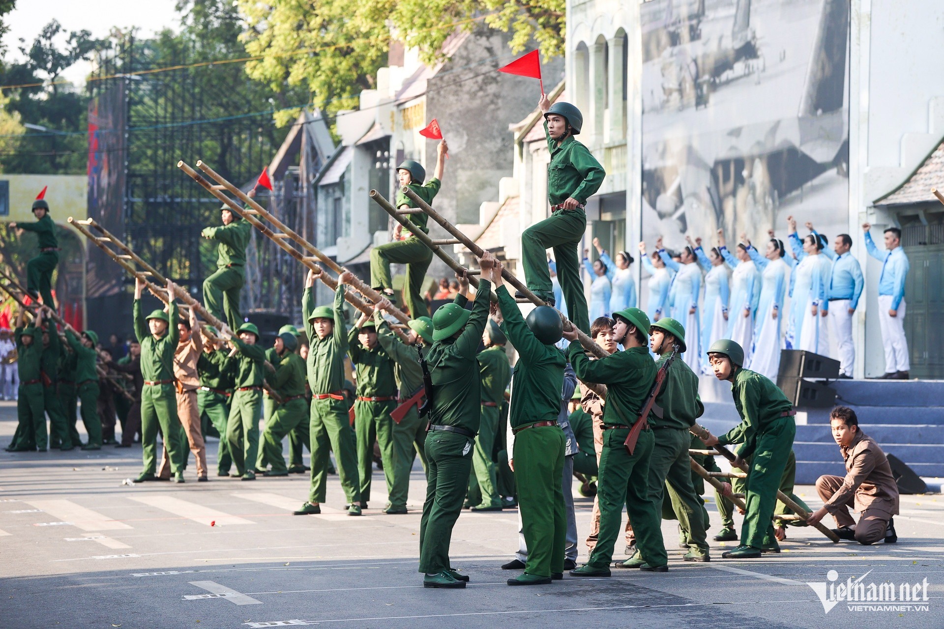 ภาพประทับใจเมื่อคน 8,000 คนแสดงสดฉากวันปลดปล่อยเมืองหลวงริมทะเลสาบฮว่านเกี๋ยม ภาพที่ 4