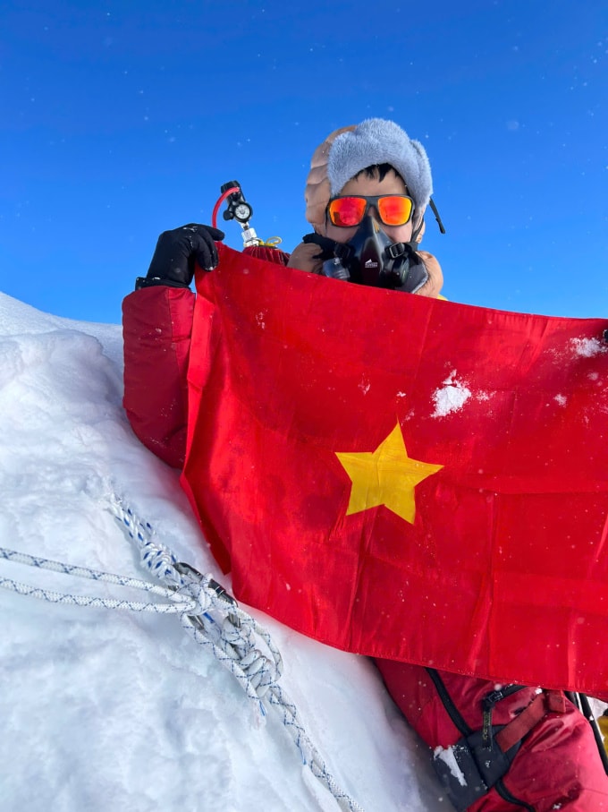 Nguyen Manh Duy on top of Manaslu on September 22. Photo: NVCC