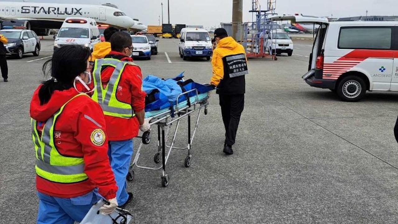 VNAの飛行機がダオビエン空港（ダイバック）に緊急着陸した後、乗客はすぐに救急治療室に搬送された。jpg