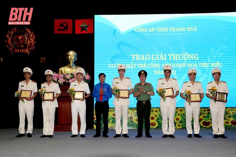 Gặp mặt, trao giải thưởng phụ nữ và gương mặt trẻ Công an tiêu biểu