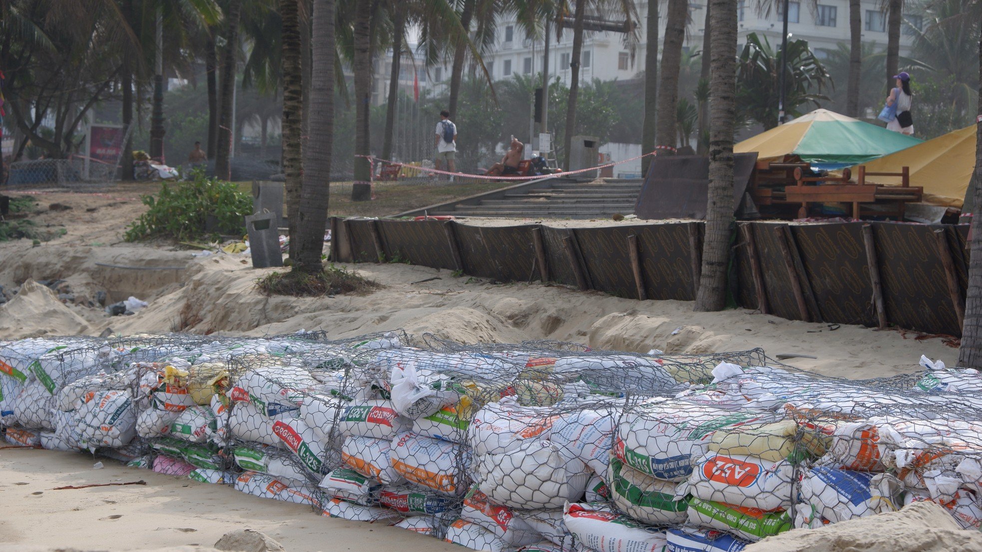 Scene of hundreds of meters of temporary dike built to save 'most beautiful beach in Asia' photo 11