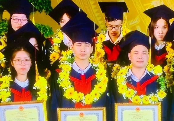 Hai Phong honors 139 outstanding students in 2024 -1