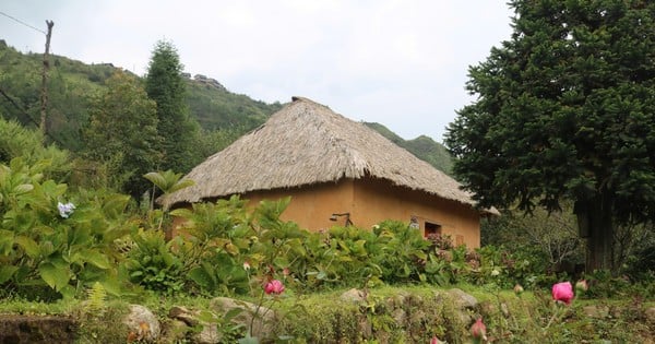 Casa única de tierra apisonada en la región fronteriza