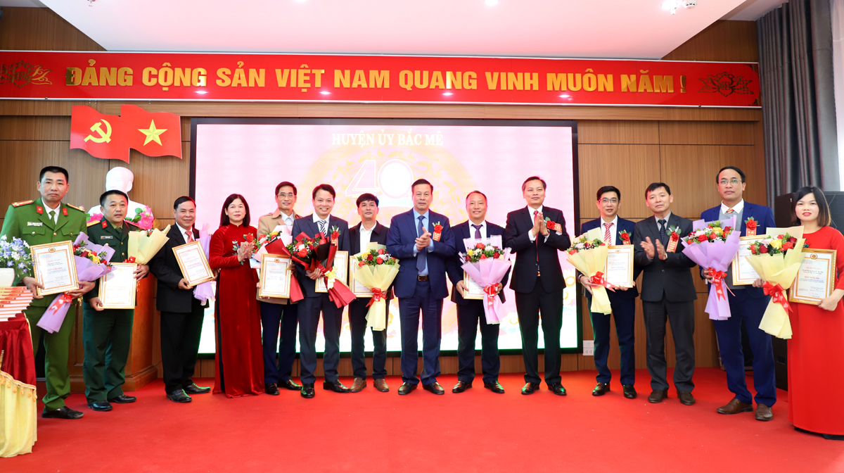 Der Vorsitzende des Volkskomitees der Provinz, Nguyen Van Son, und der ständige stellvertretende Vorsitzende des Volksrats der Provinz, Chung Thi Chien, überreichten den Gewinnereinheiten des Wettbewerbs zur Vermittlung der Geschichte des Bezirks Bac Me Auszeichnungen.