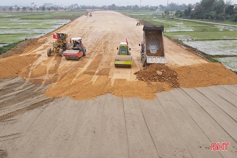 Nhộn nhịp công trường cao tốc Bắc – Nam qua Hà Tĩnh ngày cận tết