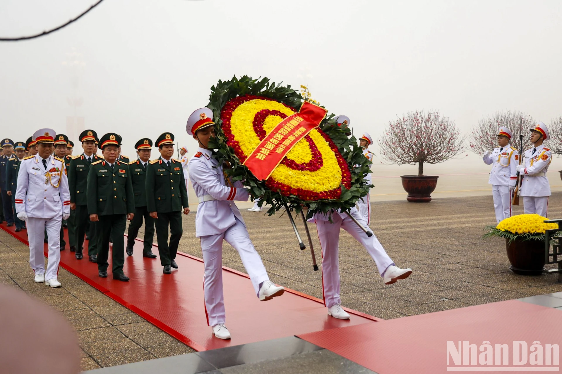 Los líderes del Partido y del Estado depositan coronas florales y visitan el mausoleo del presidente Ho Chi Minh