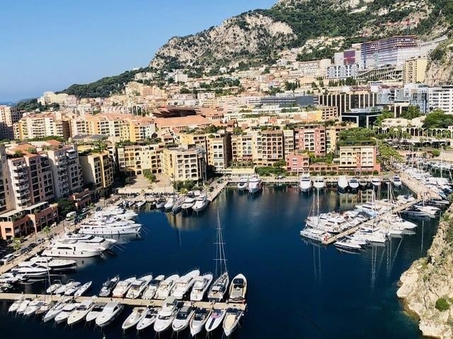 Bến du thuyền của Monaco nhìn từ trên đồi cao. Ảnh M.P