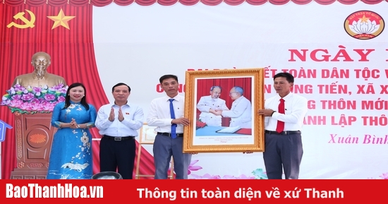 Phó Bí thư Thường trực Tỉnh ủy Lại Thế Nguyên dự Ngày hội Đại đoàn kết toàn dân tộc tại thôn Hùng Tiến