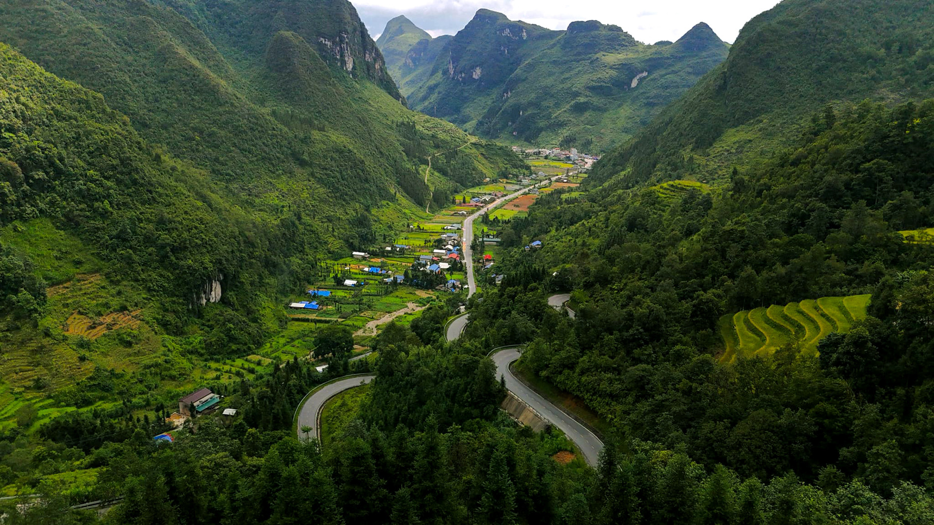 Cung đường 'ngựa chùn bước, người nhức chân' ở Hà Giang, đẹp như Thụy Sĩ thu nhỏ