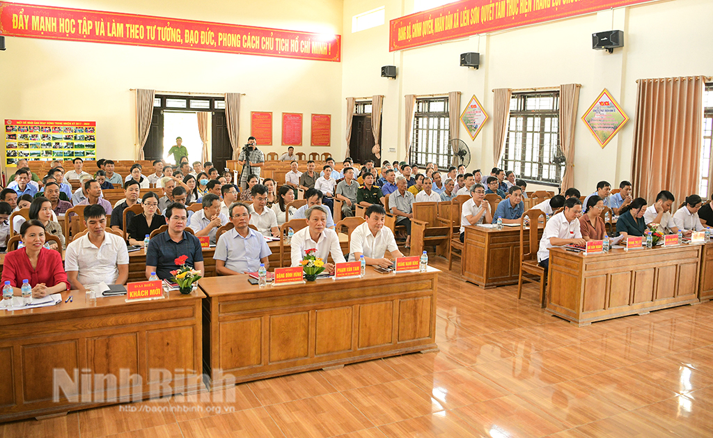 Los delegados del Consejo Popular Provincial se reúnen con los votantes en el distrito de Yen Mo Gia Vien.