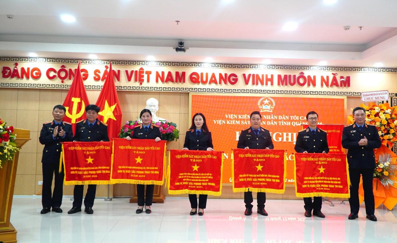 5 đơn vị VKSND cấp huyện được Viện trưởng VKSND tối cao tặng Cờ thi đua năm 2024. Ảnh: TÂM ĐAN