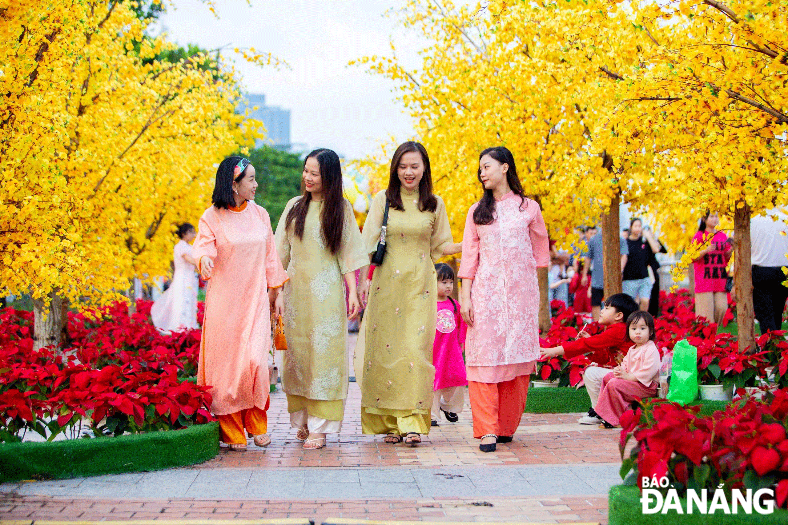 2024年ダナン春花街を訪れる観光客。写真：BAO LAM