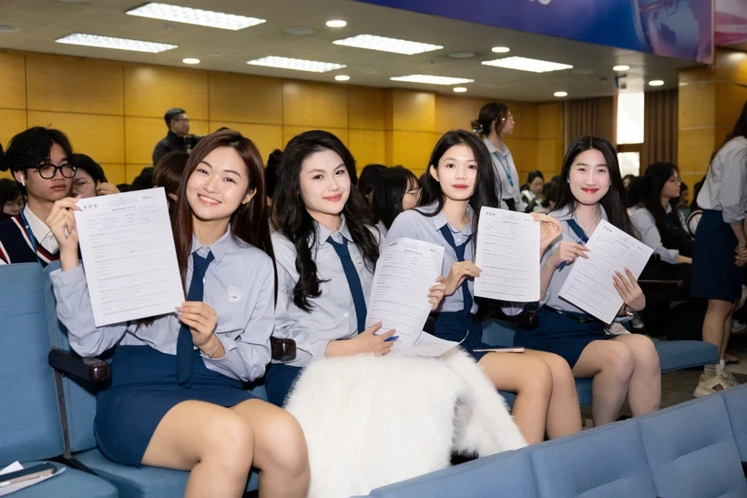 The first candidates to take part in the entrance exam at the Diplomatic Academy. (Photo: Organizing Committee)