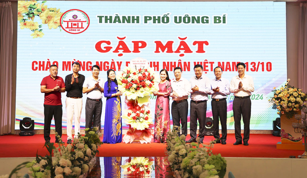 Lãnh đạo tỉnh và thành phố tặng hoa chúc mừng Hội Doanh nghiệp thành phố nhân Ngày Doanh nhân Việt Nam 13/10.	