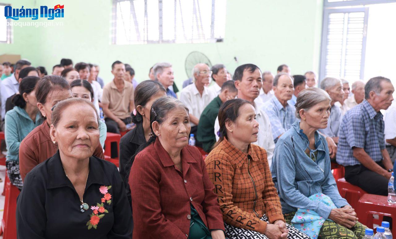 Đông đảo người dân đến tham dự và chung vui ngày hội.