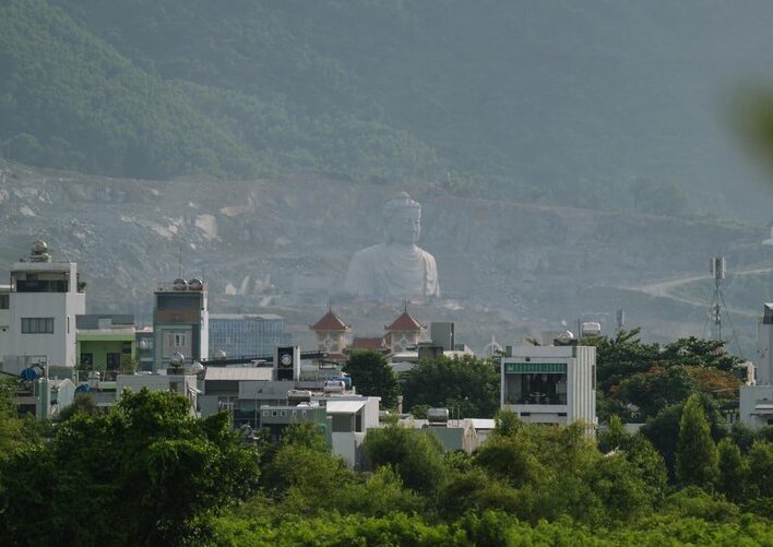 Sau khi hoàn thành, đây sẽ là tượng Phật độc đáo vì tượng là đá nguyên khối của cả quả núi. Ảnh: Mai Hương