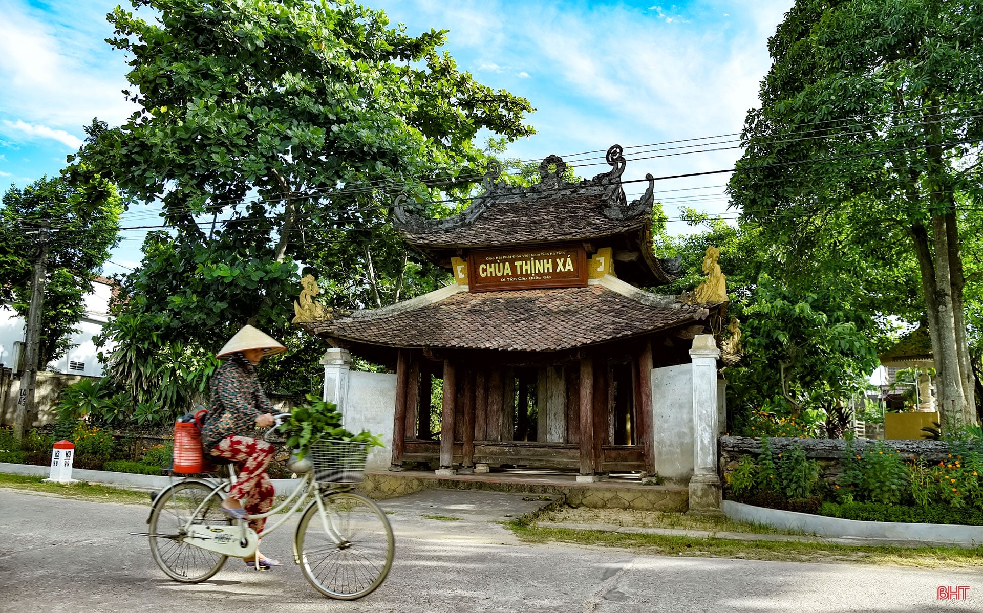 ផ្លូវតូចចង្អៀតនេះមមាញឹកដោយសកម្មភាព នៅពេលដែលរដូវស្លឹកឈើជ្រុះមកដល់។