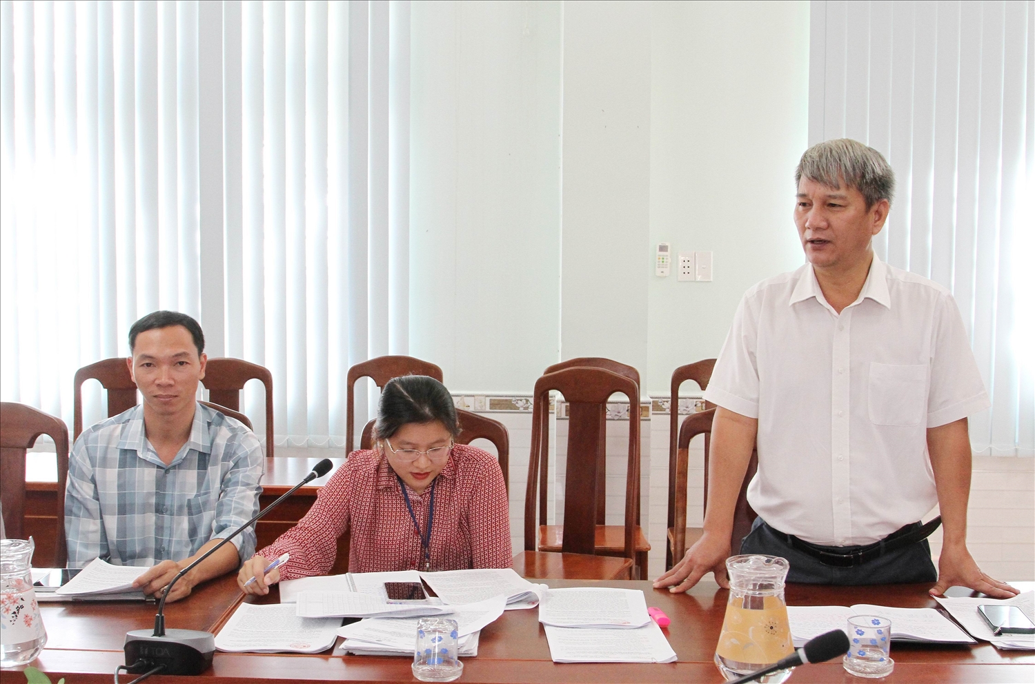 Ông Đặng Hoàng Anh, Chánh Văn phòng UBND huyện Ninh Sơn báo cáo tại buổi giám sát.