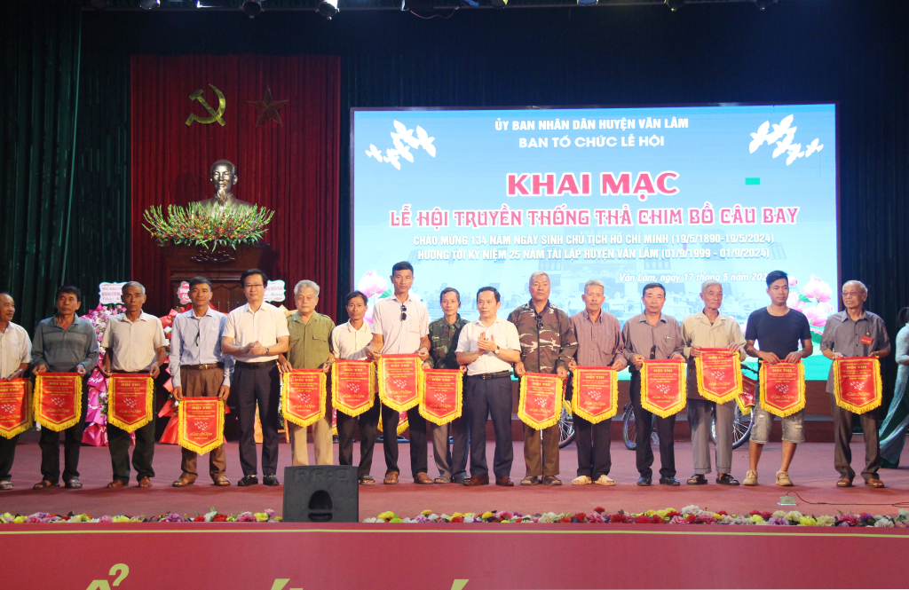 Awarding souvenir flags to clubs participating in the traditional festival of Releasing Doves