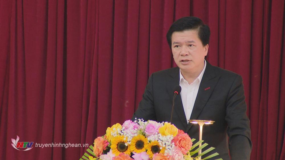 Le chef du bureau du comité provincial du Parti, Nguyen Dinh Hung, a pris la parole lors de la conférence.