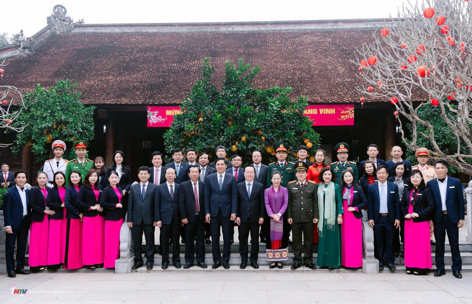 Eine Delegation des Provinzparteikomitees, des Volksrats, des Volkskomitees und des Komitees der Vaterländischen Front Vietnams der Provinz machte Erinnerungsfotos an der nationalen Gedenkstätte Kim Lien.