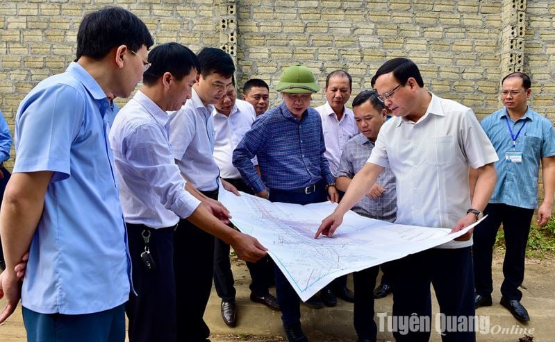 Le vice-président du Comité populaire provincial, Nguyen Manh Tuan, a inspecté l'avancement des travaux de construction de la route Ho Chi Minh, section d'intersection Cho Chu - Trung Son.