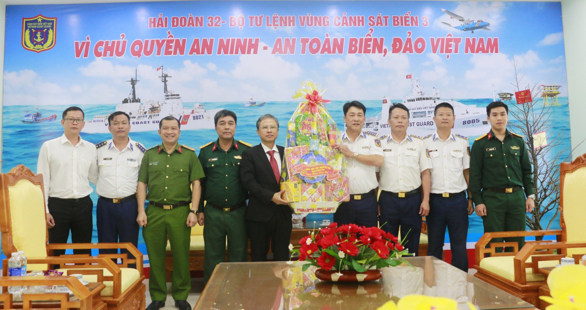 M. Tran Hoa Nam a rendu visite aux officiers et aux soldats de la 32e division de la Marine et leur a souhaité une bonne année