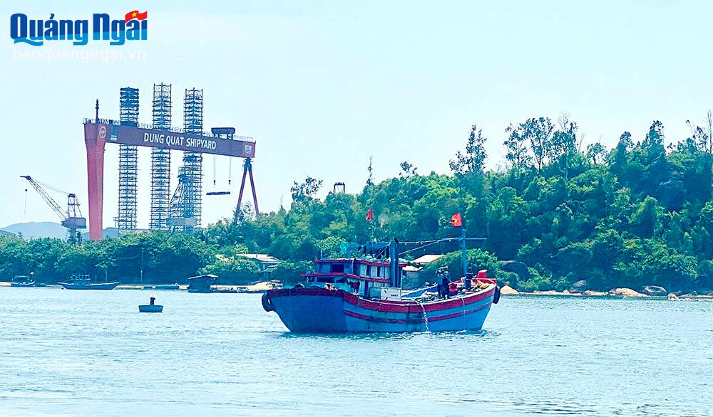 Tàu cá của ngư dân xã Bình Đông (Bình Sơn) vươn khơi, đánh bắt hải sản.                                                                                    Ảnh: H.HOA