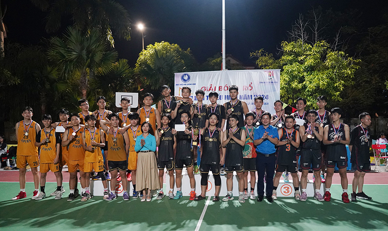 การมอบรางวัลให้แก่ทีมที่มีผลงานดีเด่นในการแข่งขันบาสเกตบอล 5x5 สำหรับเยาวชน จัดโดยบ้านเด็กจังหวัด