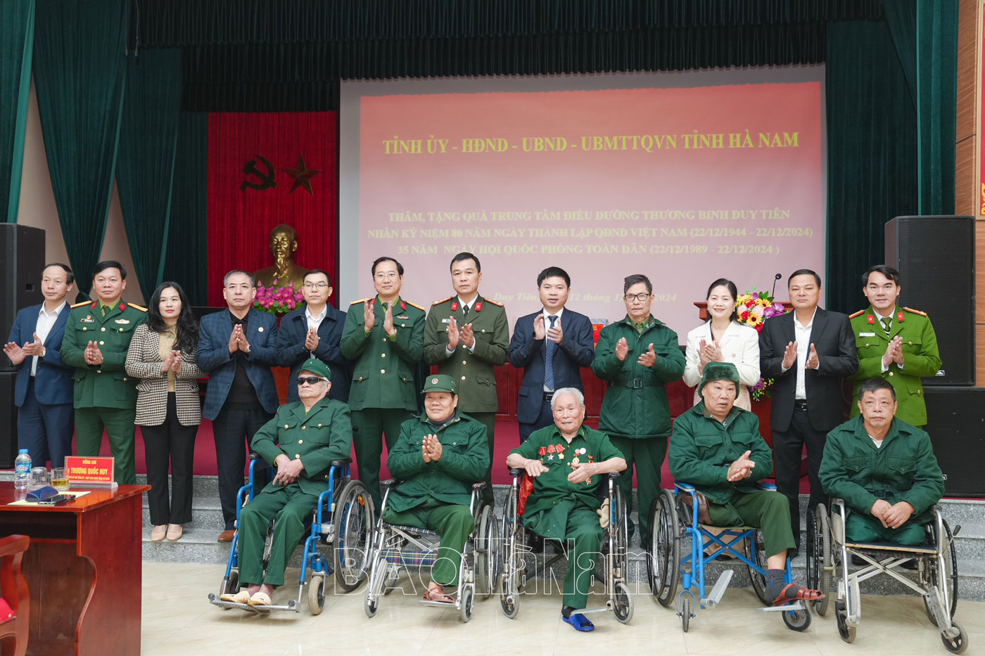 성 인민위원회 위원장 Truong Quoc Huy가 Duy Tien 전상자 간호 센터를 방문하여 선물을 전달했습니다.