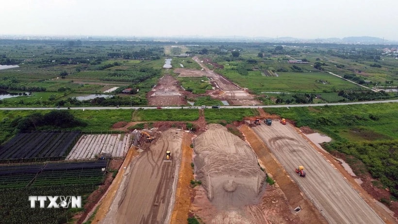 ホアイドゥック地区とダンフオン地区を通過する環状道路4号線の建設。 （写真：フイ・フン/VNA）