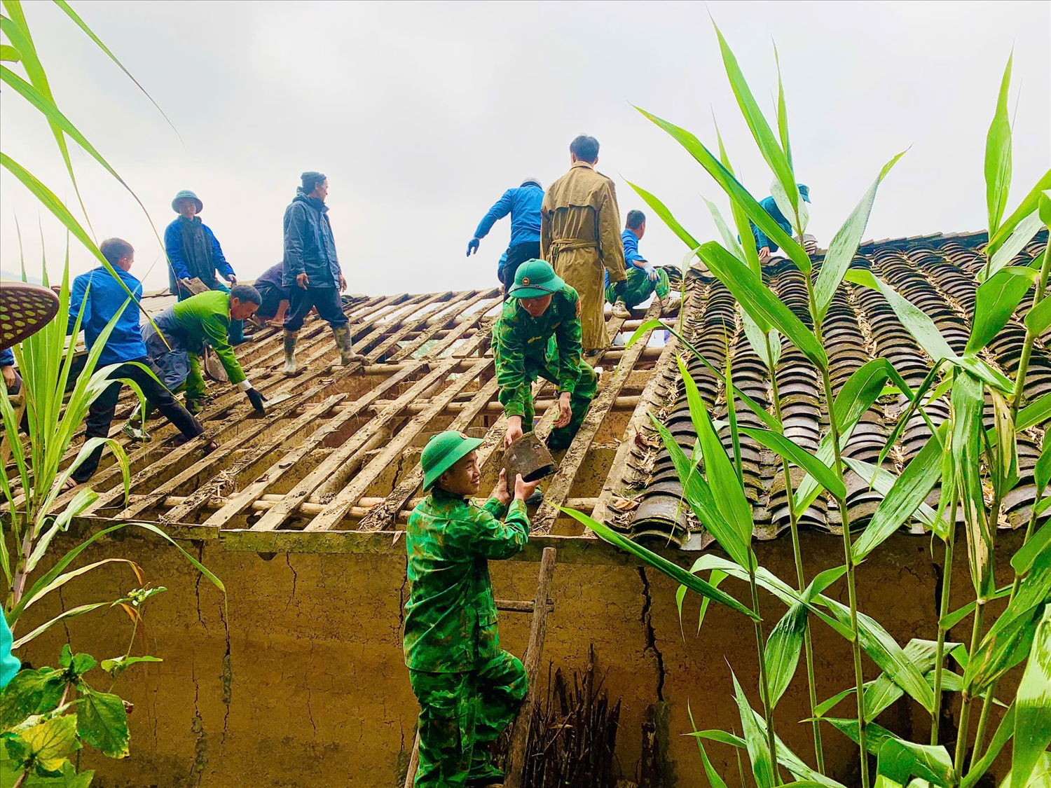 Các lực lượng và nhân dân tại tỉnh tham gia hỗ trợ ngày công trong xóa nhà tạm, nhà dột nát