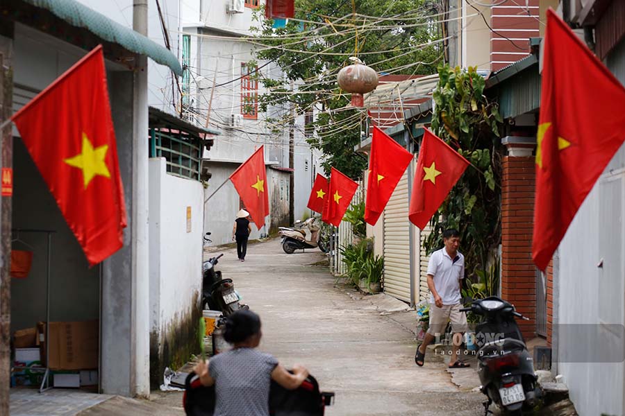 Cờ Tổ quốc tung bay tại tổ dân phố 10, phường Mường Thanh, TP Điện Biên Phủ.