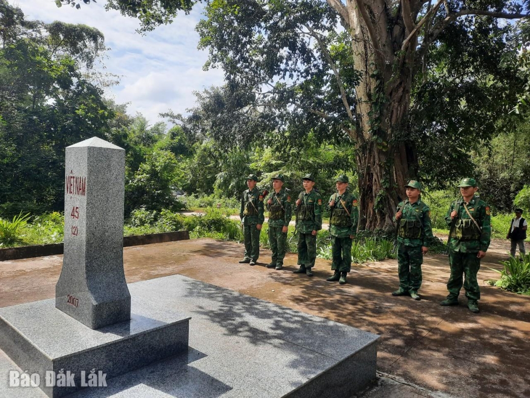 Bộ đội Biên phòng tuần tra, bảo vệ cột mốc biên giới. Ảnh: Vũ Duy Thương