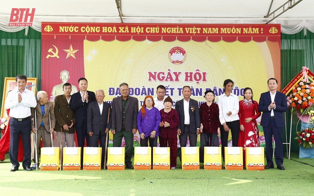 Le président du Comité populaire provincial, Do Minh Tuan, a assisté à la Journée de la Grande Unité nationale dans la zone résidentielle 5 de la commune de Can Khe