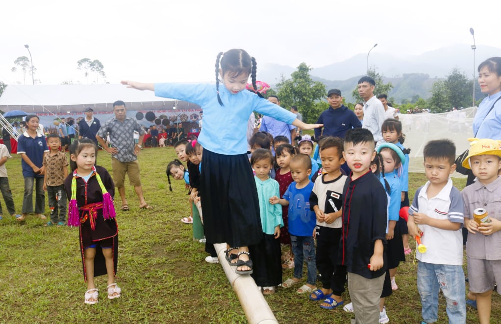Children of Hai Son commune participate in the 2024 Border Sim Flower Festival.